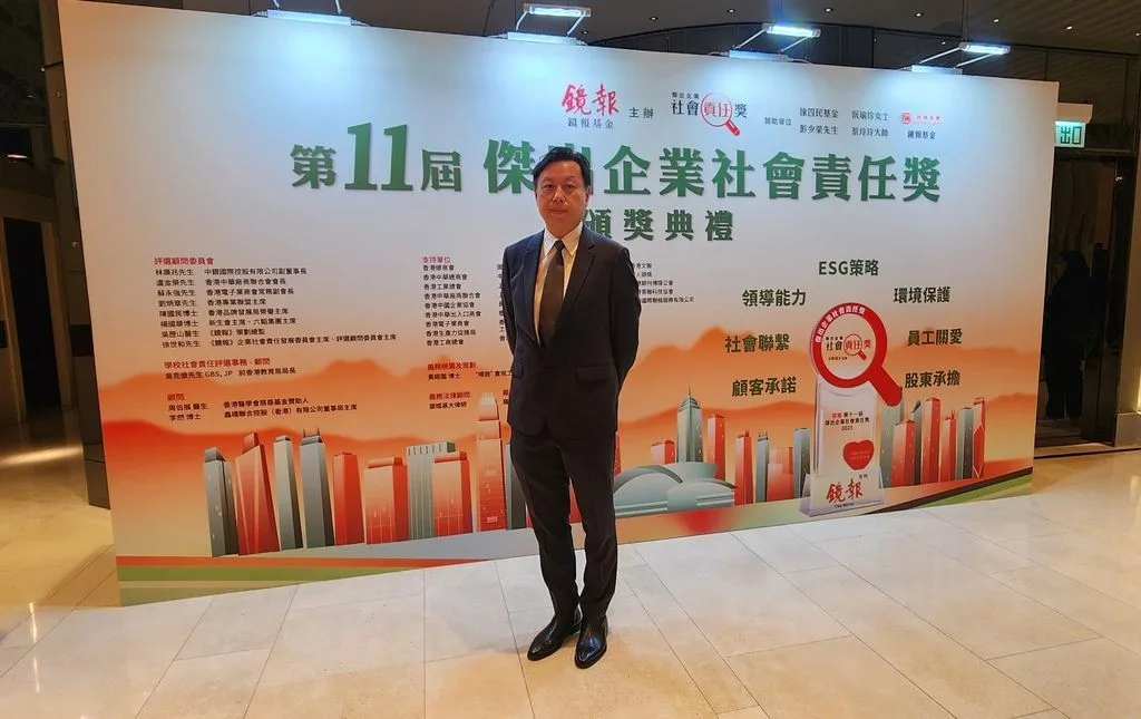 Muse+ Kevin 企喺頒獎典禮 backdrop